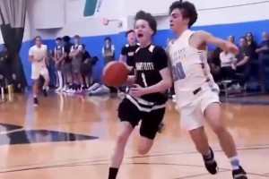 球是打進(jìn)了，但這過(guò)程有點(diǎn)過(guò)于夸張了